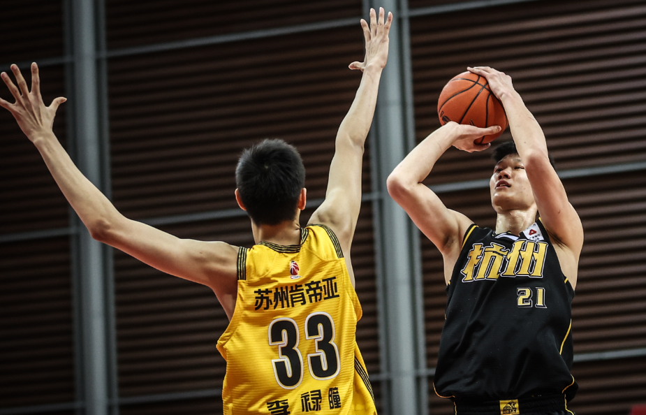 劲敌对决，运动员斗志昂扬逆袭