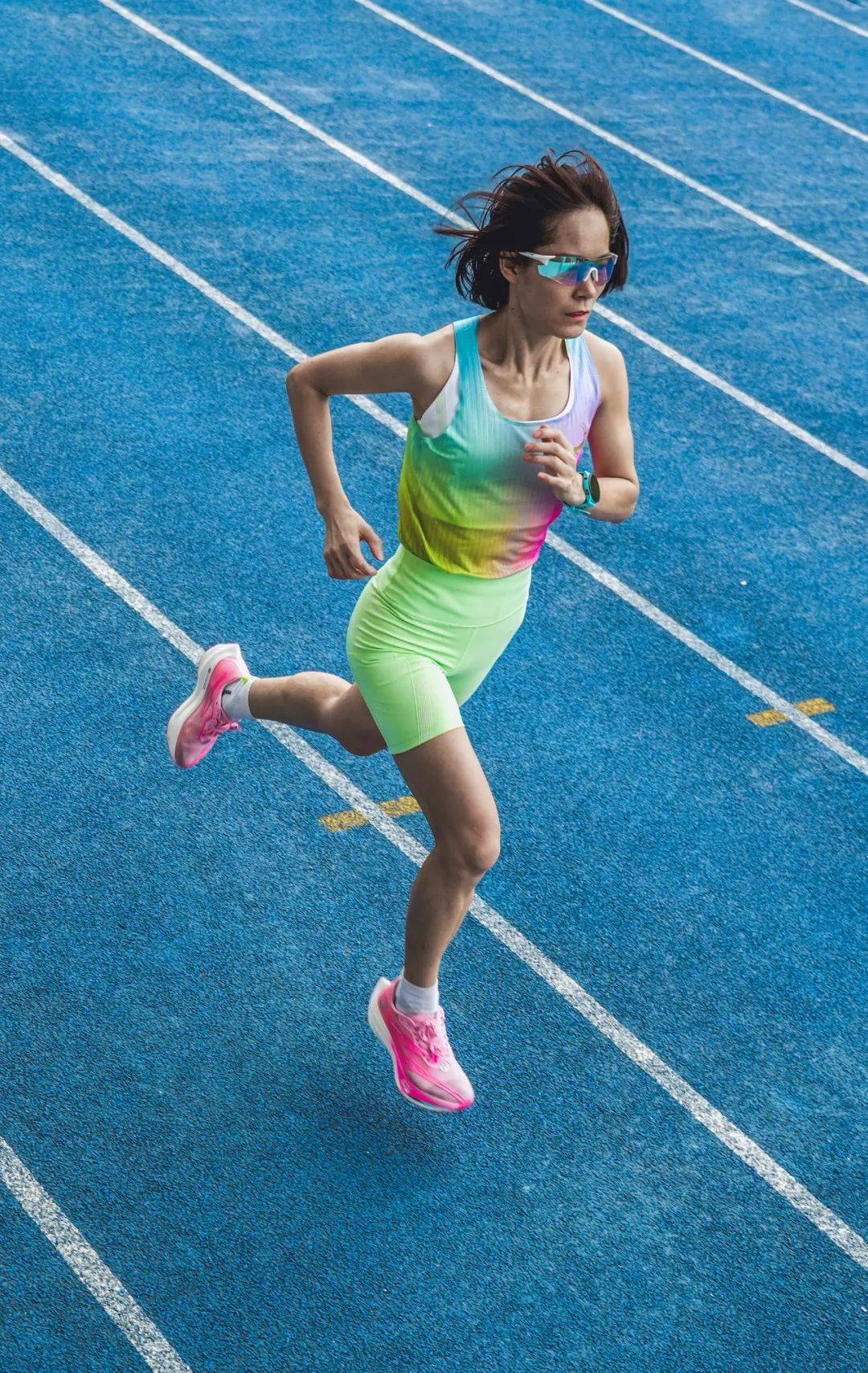 马拉松比赛选手拼尽全力，奔跑向终点