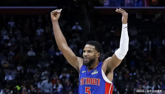 雄鹿轻取爵士,戈贝尔失利 雄鹿轻取爵士,戈贝尔失利